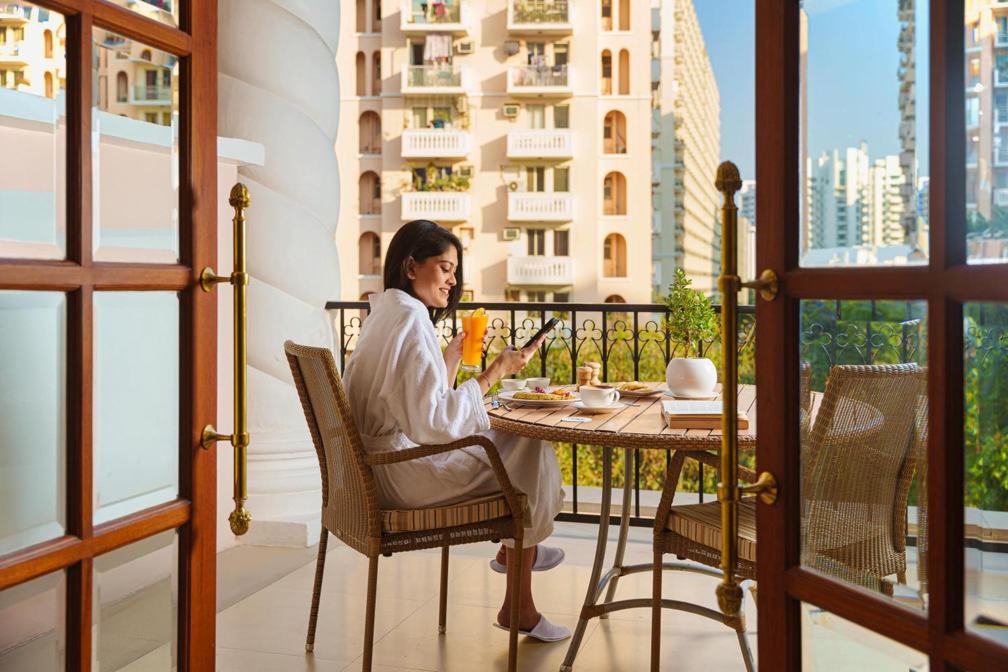 Dlf Club 5 Hotel Gurgaon Exterior foto