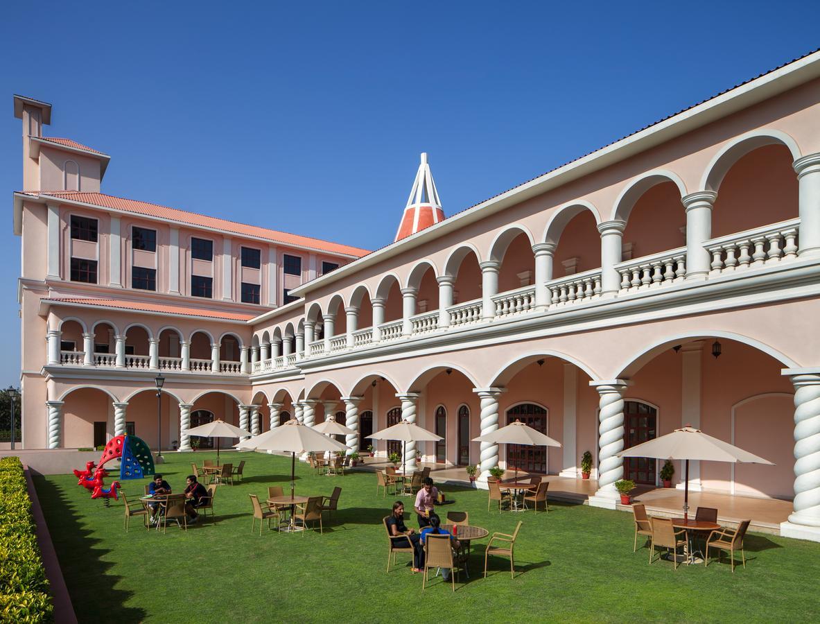 Dlf Club 5 Hotel Gurgaon Exterior foto